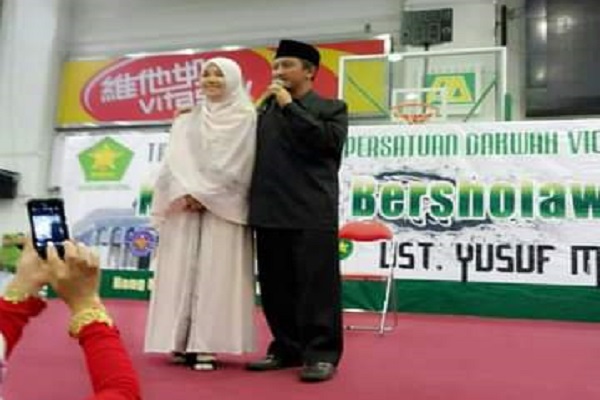 Ustaz Yusuf Mansur bersama istrinya Siti Maimunah saat menawarkan investasi nabung tanah kepada komunitas TKW Hong Kong pada 2014 silam. (Istimewa)
