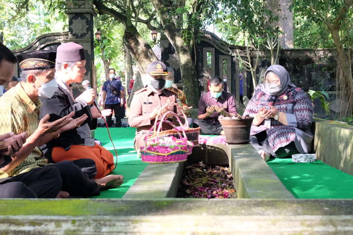 Jelang Hari Jadi Sragen, Bupati dan Forkompimda Ziarah Di 7 Makam
