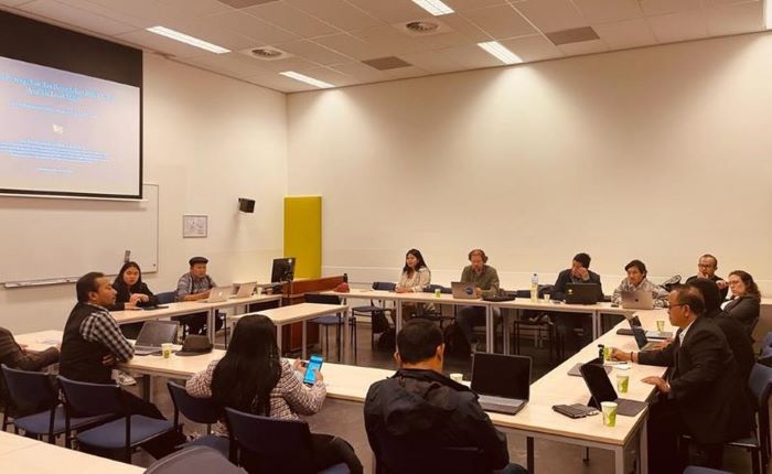 Salah satu sesi diskusi di Sekolah Demokrasi IV yang bertempat di Leiden, Belanda, Kamis hingga Sabtu (23-25/6/2022), yang diselenggarakan LP3ES bekerja sama dengan KITLV, PPI Leiden, dan Universitas Diponegoro. (Istimewa/Didik J. Rachbini)