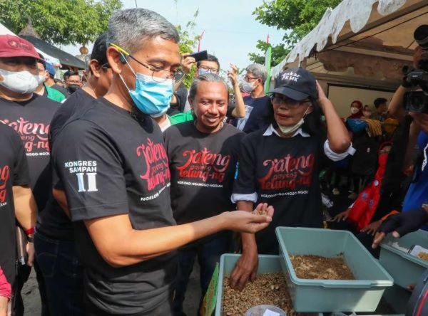 Peserta Kongres Sampah II Jawa Tengah di Desa Bugisan, Kecamatan Prambanan, Kabupaten Klaten, Provinsi Jawa Tengah mengamati hasil pengelolaan sampah yang bisa menjadi pupuk. (jatengprov.go.id)