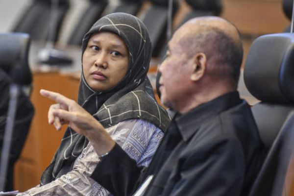 Orang tua anak yang mengidap cerebral palsy Santi Warastuti (kiri) bersama Ketua Pembina Yayasan Sativa Nusantara Musri Musman (kanan) mengikuti rapat dengar pendapat umum Komisi III DPR di Kompleks Parlemen, Senayan, Jakarta, Kamis (306/2022). Rapat tersebut mendengar aspirasi dari masyarakat tentang legalisasi ganja untuk kepentingan medis. (Antara/Galih Pradipta)