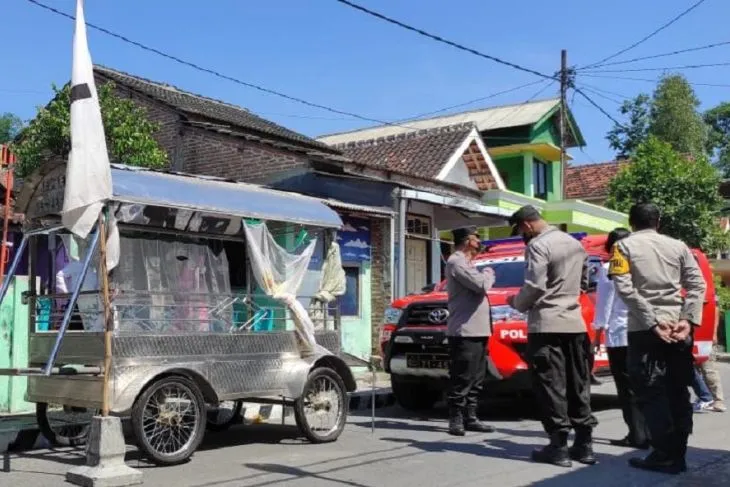 Dapat Bisikan Gaib, Seorang Wanita Tusuk Suaminya Hingga Meninggal
