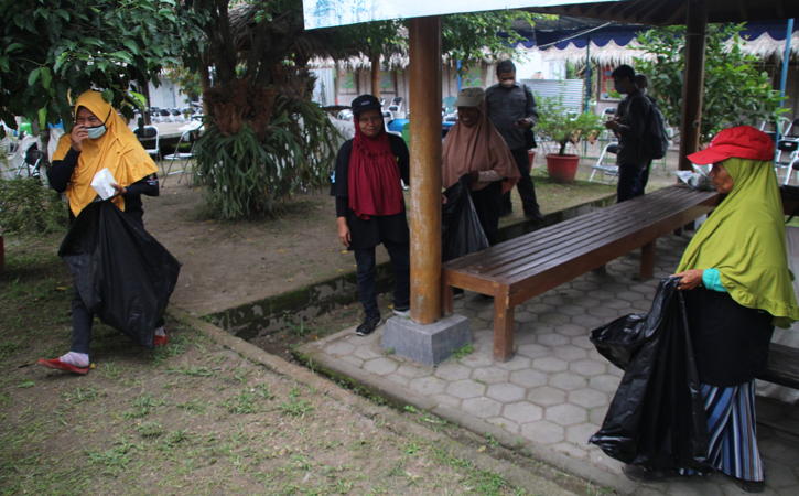 Satgas sampah melakukan patroli mencari sampah di kawasan Paseban Candi Kembar, Desa Bugisan, Kecamatan Prambanan, Minggu (26/6/2022). (Solopos.com/Taufiq Sidik Prakoso)