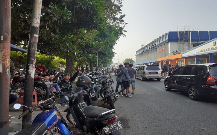 Situasi sepanjang Jl A Yani Solo padat merayap dipenuhi kendaraan dan lalu lalang orang di kawasan Terminal Tirtonadi. Minggu (26/6/2022). (Solopos.com/Siti Nur Azizah)