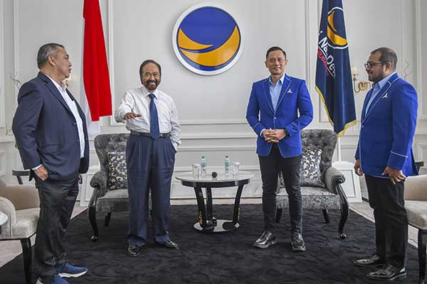 Ketua Umum Partai NasDem Surya Paloh (kedua dari kiri) didampingi Wakil Ketua Umum Partai NasDem Ahmad Ali (kiri) bertemu dengan Ketua Umum Partai Demokrat Agus Harimurti Yudhoyono (kedua dari kanan) didampingi Sekjen Demokrat Teuku Riefky Harsya (kanan) di Kantor DPP Nasdem, Jakarta, Kamis (23/6/2022). (Antara/Galih Pradipta)
