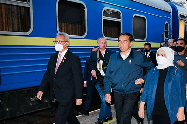 Presiden Jokowi bersama Ibu Negara Iriana berjalan menuju kereta luar biasa yang akan membawa ke Ukraina dari Stasiun Przemysl Glowny di kota Przemysl, Polandia, Selasa (28/6/2022) waktu setempat. (Istimewa/Biro Pers Setpres/Laily Rachev)