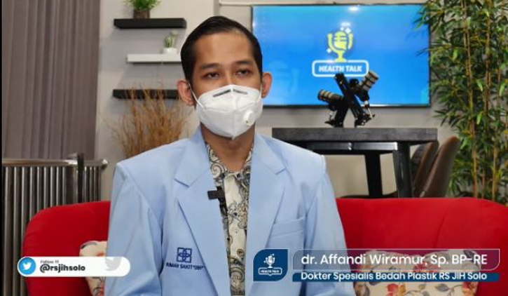 Dokter spesialis bedah plastik RS JIH Solo, Affandi Wiramur, membahas bagaimana cara mendapatkan tubuh ideal, melalui body contouring dalam Health Talk, pada YouTube RS JIH Solo. (Tangkapan Layar)