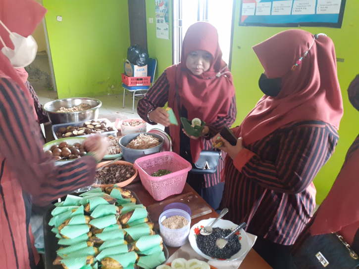 Anggota PKK Desa Ngrombo, Kecamatan Baki memperlihatkan sega guwakan di showroom kerajinan gitar di desa setempat, Sabtu (25/6/2022). (Solopos.com/Bony Eko Wicaksono)