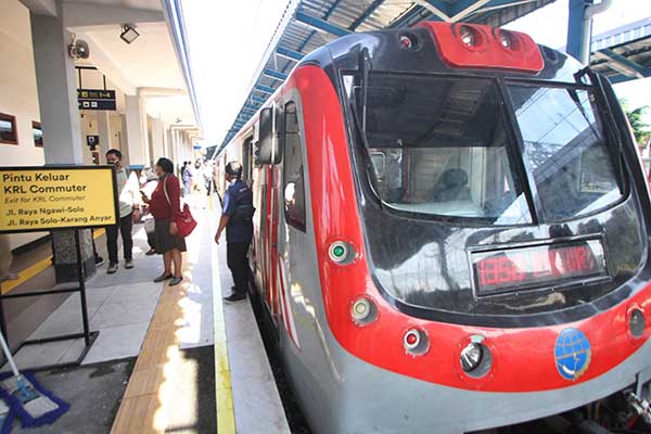 Penumpang turun dari Kereta Rel Listrik (KRL) pada uji coba dari Stasiun Solo Balapan, Solo, saat tiba di Stasiun Palur, Karanganyar, Jumat (24/6/2022). (Solopos/Nicolous Irawan)