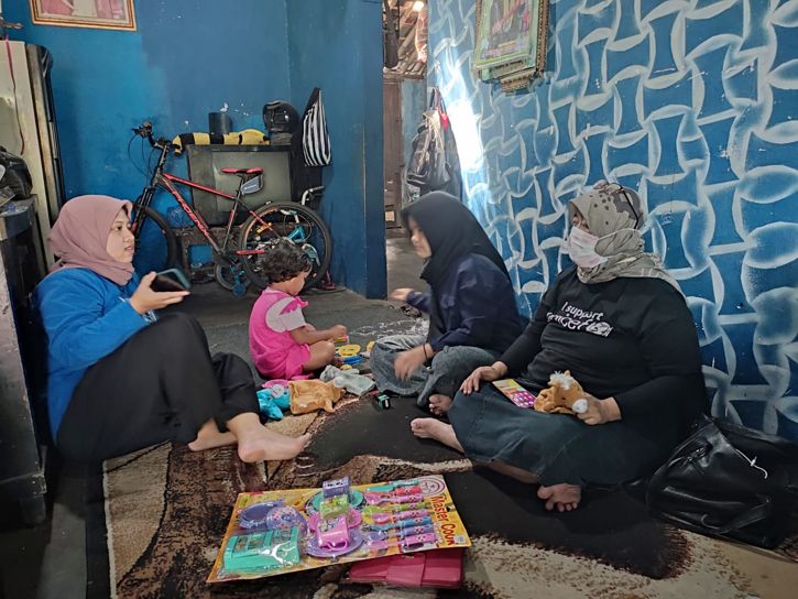 Tim Unicef Indonesia Perwakilan Surabaya melakukan dukungan psikososial kepada anak yang terdampak Covid-19 di wilayah Kecamatan Karangmalang, Sragen, Minggu (12/6/2022) lalu. (Istimewa/Unicef)