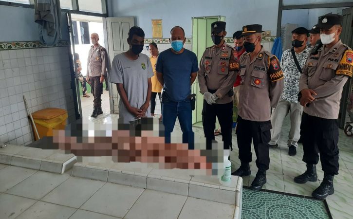 Sejumlah aparat kepolisian bersama keluarga korban melihat kondisi korban di Instalasi Forensik RSUD dr. Soehadi Prijonegoro Sragen, Minggu (12/6/2022). (Istimewa/Polsek Sragen Kota)