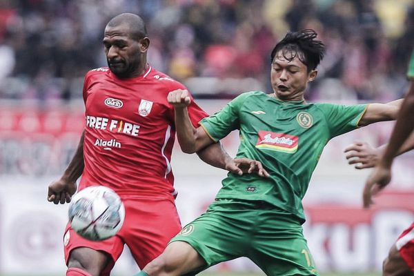 Andri Ibo (kiri) ketika berduel dengan pemain Persebaya Surabaya dalam laga uji coba beberapa waktu lalu. (Istimewa/Ofisial Persis Solo)