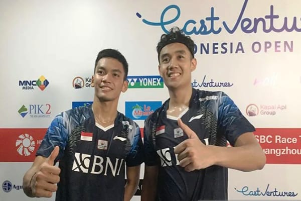 Ganda putra Indonesia Bagas Maulana (kanan) dan Muhammad Shohibul Fikri melewati babak pertama Indonesia Open 2022 setelah mengalahkan pasangan Skotlandia Alexander Dunn/Adam Hall di Istora GBK, Jakarta, Rabu (15/6/2022). (ANTARA/Shofi Ayudiana/aa)