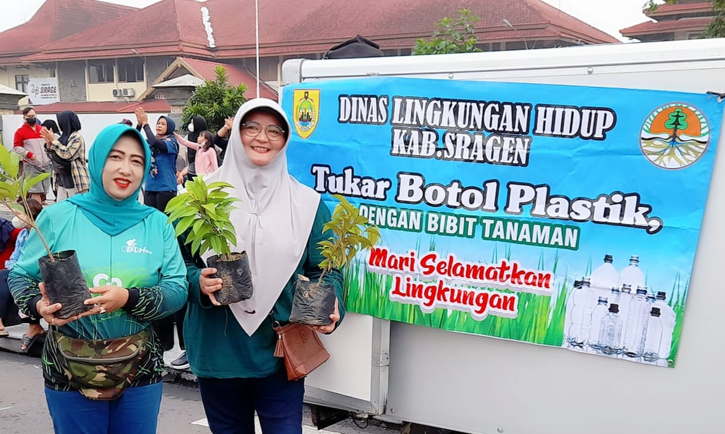 Dua orang pengunjung CFD menunjukkan bibit pohon yang didapat dengan penukaran botok bekas air mineral pada Minggu (12/6/2022) lalu. (Istimewa/Yuniarti)