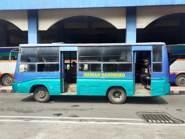 Bus Damar Sasongko melaju ke luar dari pintu Timur Terminal Tirtonadi, Solo, Senin (27/6/2022). (Solopos/Siti Nur Azizah)