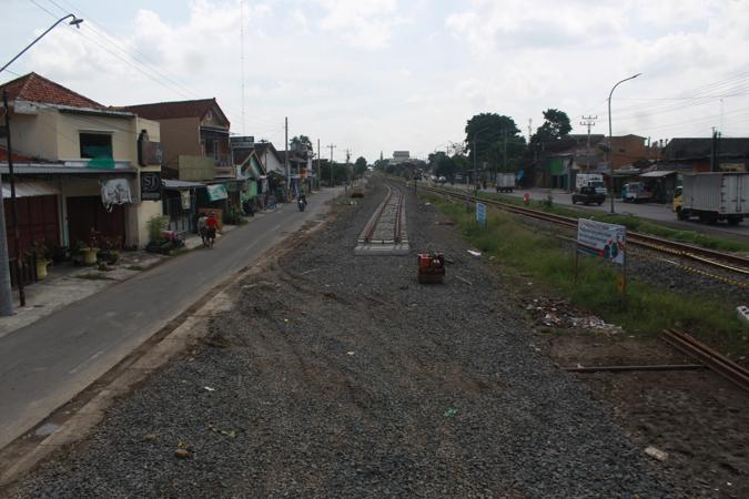 Detour track yang tengah dibangun di sebelah barat rel lama Simpang Joglo, Jumat (24/6/2022). (Solopos.com/Gigih Windar Pratama)