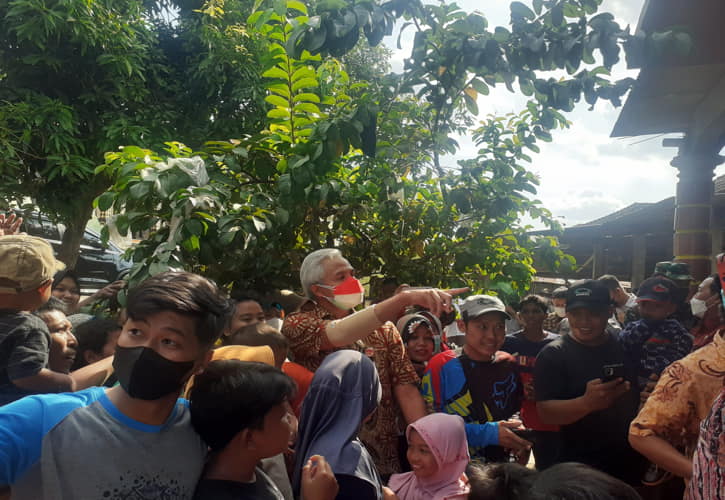 Heboh, Gubernur Ganjar Diserbu Emak-Emak Saat Kunjungi Sukoharjo