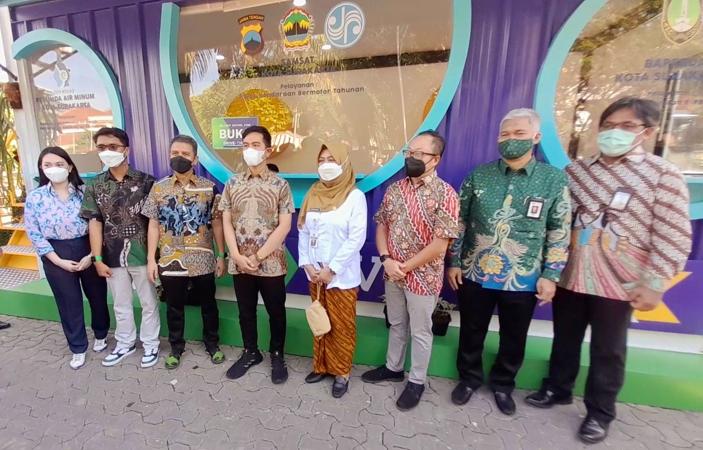 Wali Kota Solo, Gibran Rakabuming Raka, berfoto bersama para petinggi Grab OVO saat peluncuran Drive Thru Elektronifikasi Transaksi Pemda (ETP)di Kompleks Galabo Solo, Kamis (30/6/2022) pagi. (Solopos/Kurniawan)