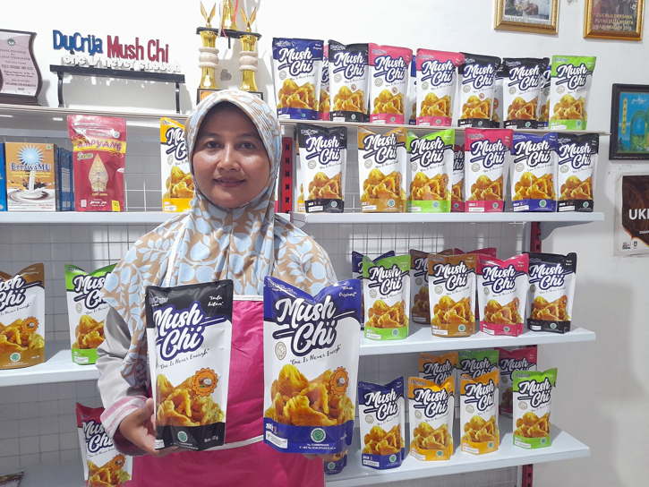 Anik Purwanti, 40, pengusaha jamur krispi, menunjukkan produknya saat di rumah produksi yang terletak di Dukuh Kedungpanas RT 018/RW 009, Desa Ngarum, Kecamatan Ngrampal, Sragen, Kamis (30/6/2022). (Solopos.com/Tri Rahayu)