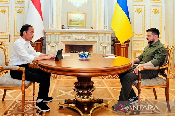 Presiden Joko Widodo berdialog empat mata dengan Presiden Ukraina Volodymyr Zelenskyy di Istana Maryinsky, Kiev, Ukraina, Rabu (29/6/2022). ANTARA/HO-Biro Pers Setpres