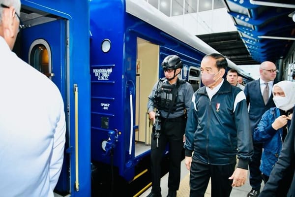 Presiden Joko Widodo beserta rombongan bersiap menaiki kereta luar biasa dari Stasiun Central Kyiv, Ukraina, pada Rabu (29/6/2022), untuk melakukan perjalanan kembali ke Polandia dan bersiap melanjutkan lawatan ke Rusia. (ANTARA/HO-Biro Pers Sekretariat Presiden)