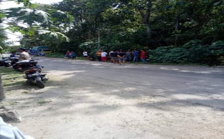 Warga sekitar menolong korban laka tunggal di Desa Sedah, Kecamatan Jenangan, Kabupaten Ponorogo Kamis (23/6/2022) (Istimewa/ICWP Ponorogo)