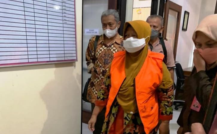 Tersangka kasus dugaan korupsi RSUD Wonosari berinisial II (tengah). - Istimewa Kejari Gunungkidul