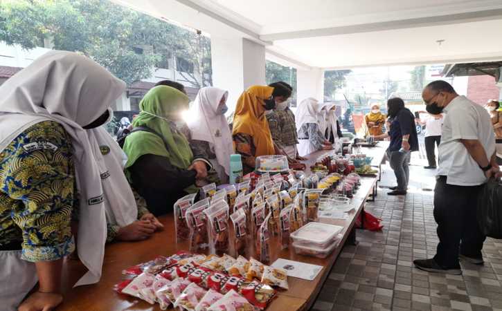 Dua anggota Tim Juri Krenova 2022 (kanan) melihat displai produk inovasi para pelajar dan masyarakat umum di depan Aula Oproom Setda Sragen, Rabu (22/6/2022). (Espos/Tri Rahayu)