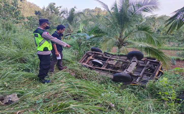 Mobil selep kayu terperosok jurang sedalam 25 meter akibat tidak kuat menanjak di ruas jalan Paranggupito-Pantai Sembukan KM 2 Desa Ketos, Paranggupito, Kabupaten Wonogiri. Satu orang meninggal dunia dan satu lainnya mengalami luka ringan, Selasa (21/6/2022) (Istimewa/Humas Polres Wonogiri)