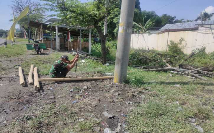 Seorang warga bekerja di dekat warung kosong yang ditabrak truk kontainer di depan pabrik DMTS, Bumiaji, Gondang, Sragen, Minggu (12/6/2022). (Istimewa/David Efendi)