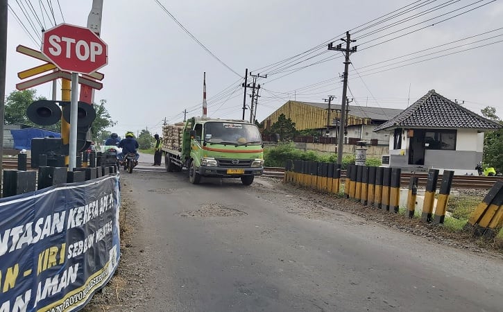 Kendaraan roda empat melintasi palang sepur di Desa Dagen, Kecamatan Jaten, Kabupaten Karanganyar, Minggu (26/6/2022). (Solopos.com/Indah Septiyaning Wardhani)