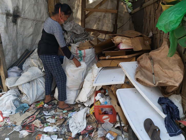 Marinem, 50, seorang pemulung asal Desa Buran, Tasikmadu tengah menata sampah rongsokan sebelum dijual ke pengepul, Kamis (30/6/2022). (Solopos.com/Indah Septiyaning Wardani)