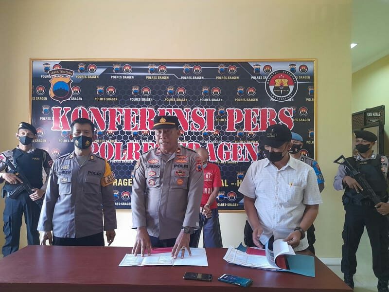 Kapolsek Plupuh Iptu Suparno (tengah) menjelaskan pengungkapkan kasus pencurian sepeda angin di 30 TKP kepada wartawan di Mapolres Sragen, Senin (20/6/2022). (Solopos.com/Tri Rahayu)