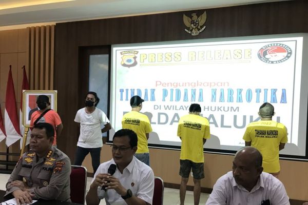 Polisi yang nyambi jadi pengedar narkoba berinisial AS dan dua temannya saat ditunjukkan kepada wartawan di Ambon, Jumat (24/6/2022). (Antara)