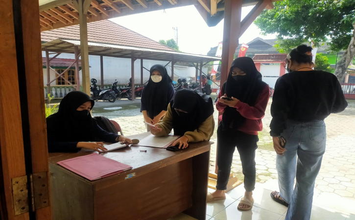 Para remaja kelurahan Wuryorejo saat mengisi daftar hadir kegiatan Posyandu Remaja di Balai Kelurahan Wuryorejo, Kecamatan Wonogiri, Kabupaten Wonogiri. Foto diambil Mei 2022. (Istimewa/Pengurus Posyandu Remaja Wuryorejo)