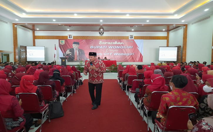 Bupati Wonogiri, Joko Sutopo, saat memberikan sambutan sekaligus mengumumkan adanya pengusulan pengangkatan 621 GTT menjadi PPPK tanpa proses seleksi di acara Sarasehan Bupati Wonogiri dengan Forum GTT Wonogiri, di Gedung Sasono Mulyo, Wonogiri, Selasa (21/6/2022). Bupati belum bisa memastikan kapan SK pengangkat tersebut turun karena kewenangan berada di pemerintah pusat. (Solopos.com/Muhammad Diky Praditia)