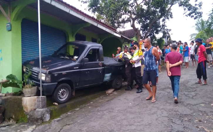 Sejumlah personel Polsek Pracimantoro tengah mengevakuasi pria asal Solo, BS, 56, yang meninggal dunia di dalam mobilnya, Minggu (12/6/2022). (Istimewa/Polres Wonogiri)