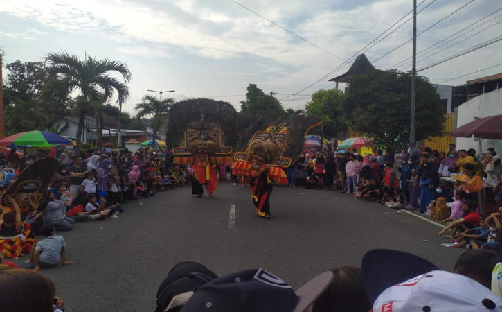 Para pengunjung Car Free Sunday (CFS) Wonogiri menonton kesenian tradisional Reog Ponorogo di ujung timur Jalan Ir.Soekarno atau sebelah selatan Taman Tugu Pancasila, Minggu (26/6/2022). Para pengunjung antusias menonton Reog Ponorogo karena mereka telah lama tidak melihat pertunjukan khas Ponorogo itu akibat pandemi Covid-19. (Solopos.com/Muhammad Diky Praditia)
