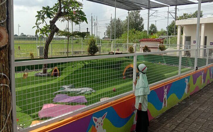 Seorang bocah melihat taman kelinci di Munggur Park Delanggu, Senin (6/6/2022). Munggur Park Delanggu menjadi taman hiburan dengan wisata kuliner yang tergolong baru di Klaten. (Solopos.com/Rohmah Ermawati)