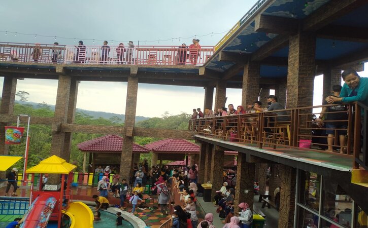 Suasana lantai II wisata Tegal Simbah yang langsung menghadap waterboom dan meyajikan panorama indah pegunungan Lawu selatan. Tegal Simbah berada di Desa Tambakmerang, Kecamatan Girimarto, Kabupaten Wonogiri. Foto diambil Sabtu (4/6/2022) (Solopos.com/Muhammad Diky Praditia)