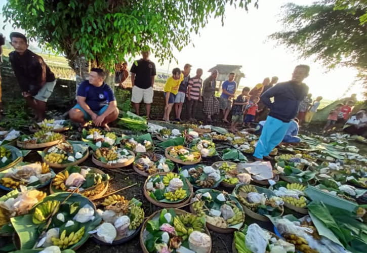 Ratusan tampah berisi makanan yang dibawa warga dikumpulkan di Punden Sumber yang dipercaya sebagai petilasan wali di Dusun Dukuh, Desa Tenggak, Kecamatan Sidoharjo, Sragen, Sabtu (18/6/2022). (Istimewa/Muh. Husnul Azis)