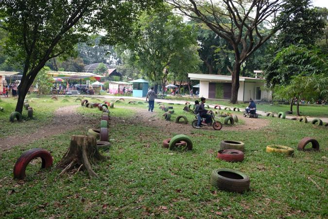 Anak-anak bermain wahana motorcross mini di Taman Satwa Taru Jurug (TSTJ), Kecamatan Jebres, Solo, Minggu (26/6/2022). (Solopos/Wahyu Prakoso)