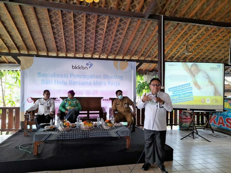 Seorang penyuluh KB dari BKKBN menyampaikan paparan tentang pencegahan stunting kepada para remaja di Rumah Makan Cengkir Gading Puro, Karangmalang, Sragen, Senin (20/6/2022). (Solopos.com/Tri Rahayu)