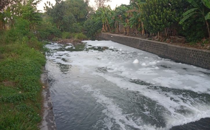 Kondisi alur sungai di Desa Tulas, Kecamatan Karangdowo mendadak berbusa, Rabu (29/6/2022) sore. (Istimewa/Dokumentasi Warga)