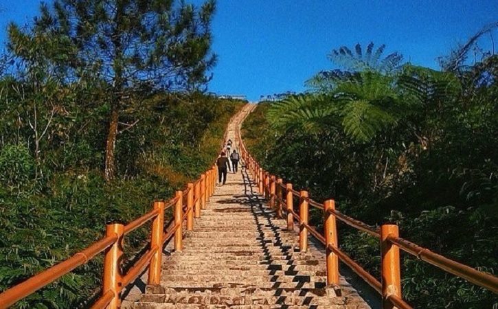 Pemandangan anak tangga menuju ke Gunung Galunggung di Tasikmalaya, Jawa Barat. (Pinterest)