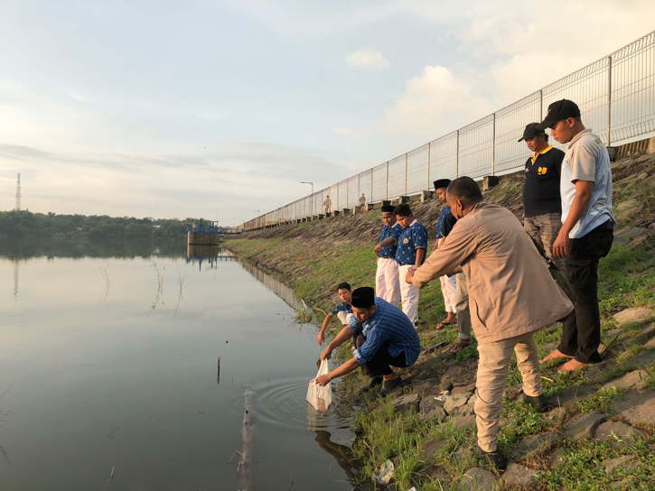 Para siswa SMP Militan Sragen menebar 2.000 ekor bibit ikan nila sebagai perayaan momentum kelulusan di Waduk Ketro, Tanon, Sragen, Rabu (15/6/2022). (Istimewa/SMP Militan)