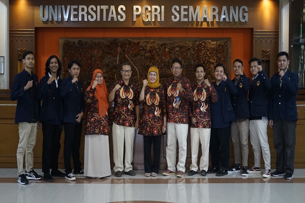 Tim Atom Robotika Upgris berfoto dengan jajaran pimpinan kampus, Jumat (24/6/2022). (Solopos.com-Humas Upgris)