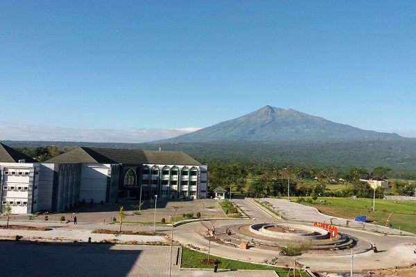 Penampakan kampus IAIN Salatiga yang kini berubah menjadi UIN Salatiga dengan latar belakang Gunung Merbabu. (Twitter @uin_salatiga)