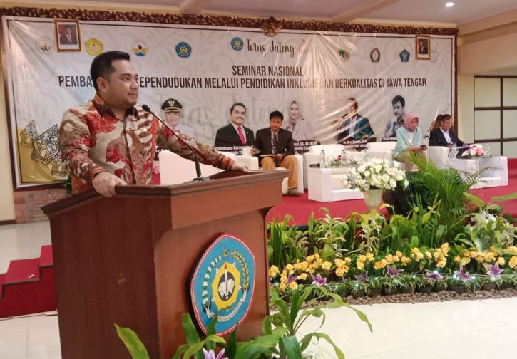Komisi II DPR, Rizqinizamy Karsayuda, memberikan paparan dalam seminar nasional Pembangunan Kependudukan Melalui Pendidikan Inklusif dan Berkualitas di Jawa Tengah, di Universitas Surakarta (Unsa) di Kabupaten Karanganyar, Selasa (28/6/2022). (Solopos.com/Akhmad Ludiyanto)