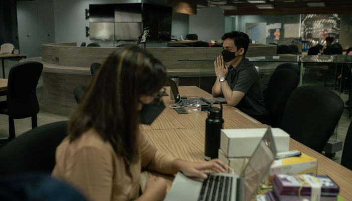Ruang redaksi Rappler beberapa waktu lalu yang sepi karena sebagian besar karyawan bekerja dari rumah. (Rest of World/Kimberly de La Cruz)